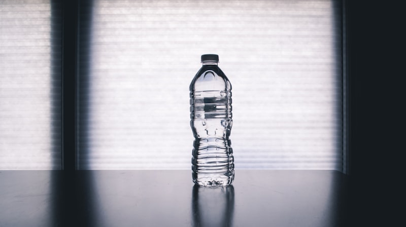 Frau trinkt zu Hause Wasser